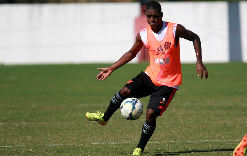 Caio Rangel domina a bola no Ninho do Urubu: garoto foi vendido em 2014 por 1,2 milh&atilde;o de euros &mdash; Foto: Gilvan de Souza/Flamengo