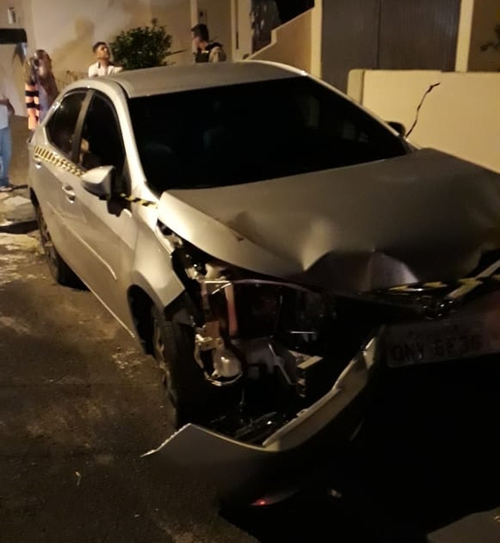 Carro de família morta em Araguari — Foto: Corpo de Bombeiros/Divulgação
