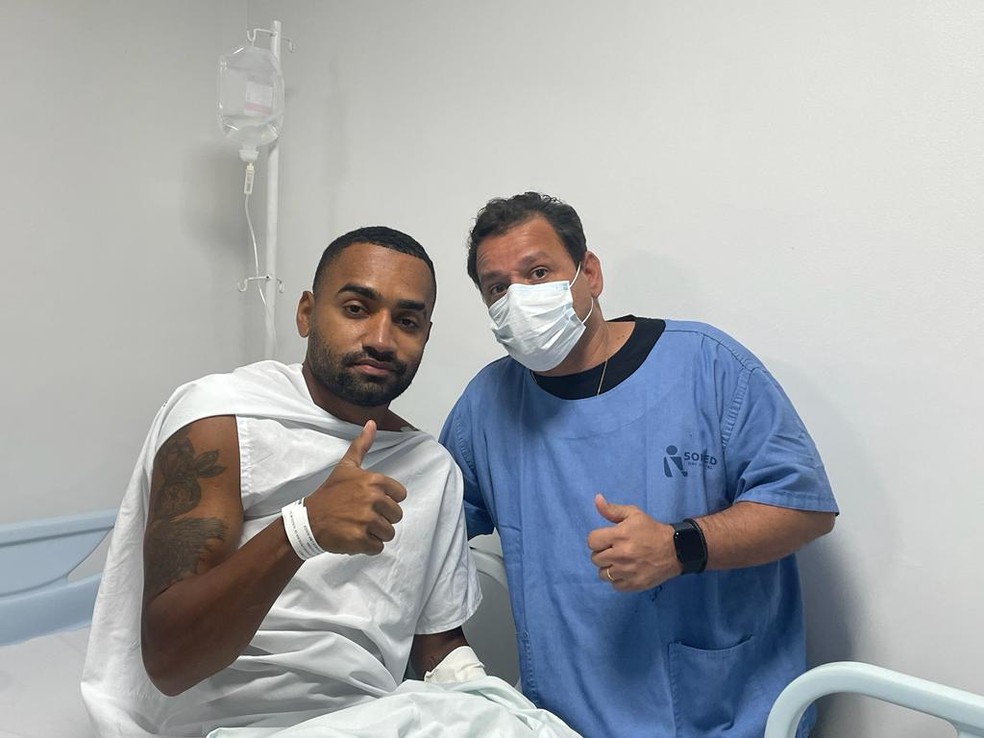 Dionísio foi submetido à cirurgia nesta terça-feira — Foto: Divulgação/E.C. Vitória
