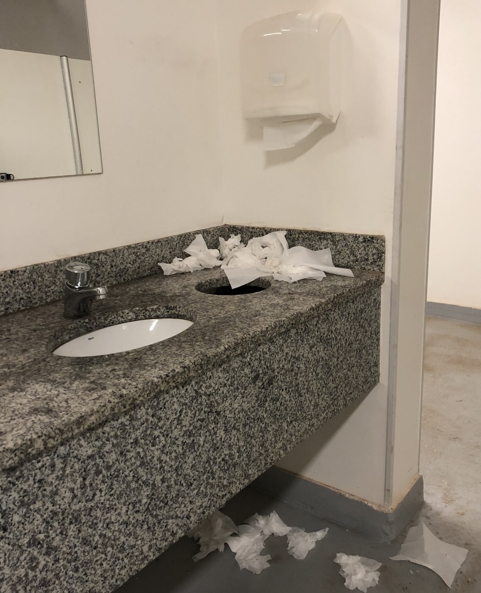 Banheiro sem lixeira (Foto: Daniel Borges / GloboEsporte.com)