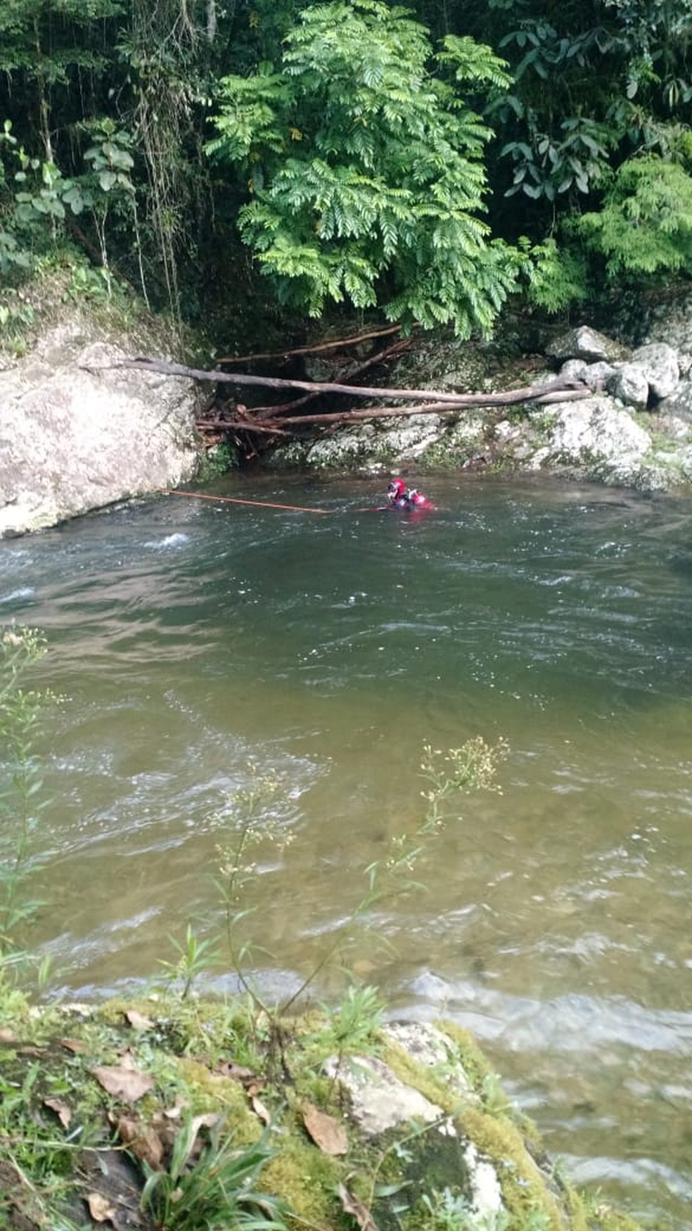 Vítimas estavam tomando banho em cachoeira de Blumenau — Foto: Corpo de Bombeiros/ Divulgação