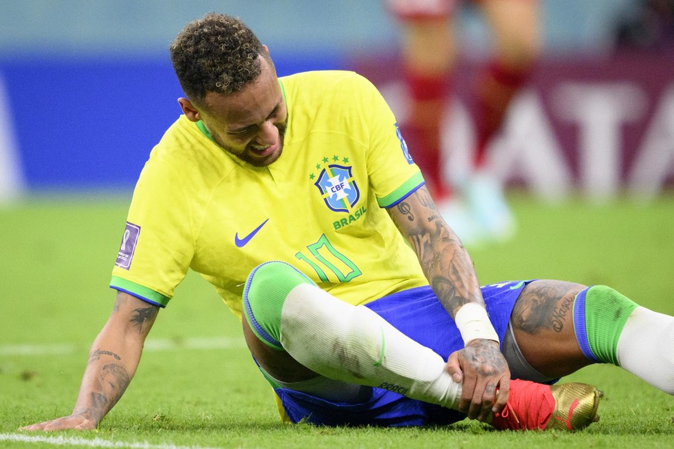 Neymar sofreu lesão no tornozelo direito na estreia da seleção brasileira na Copa do Mundo 2022 — Foto: AFP