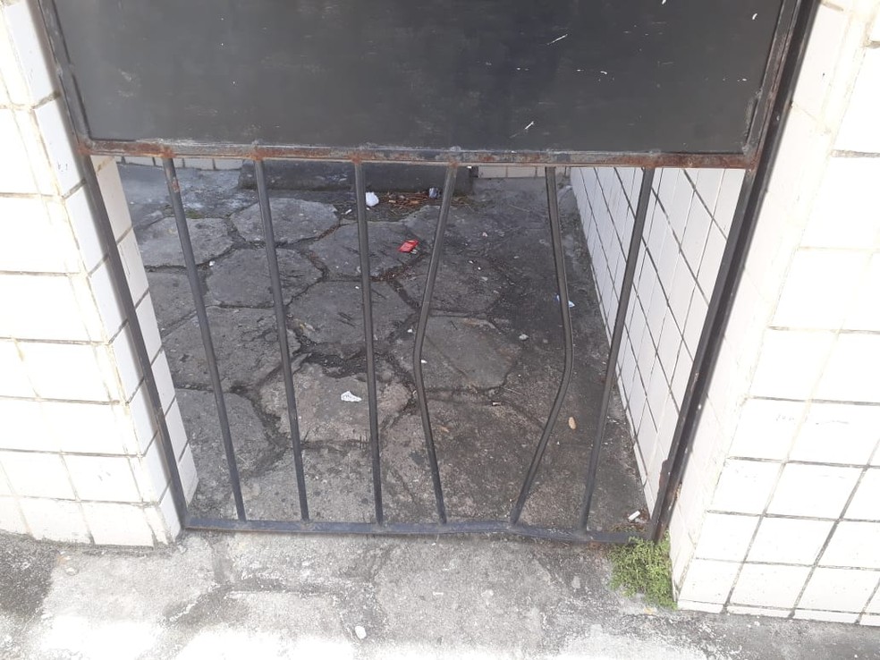 Portão que dá acesso ao interior do estacionamento da agência com grades arrombadas (Foto: Altannes Holanda/ Sindicato dos Trabalhadores dos Correios)