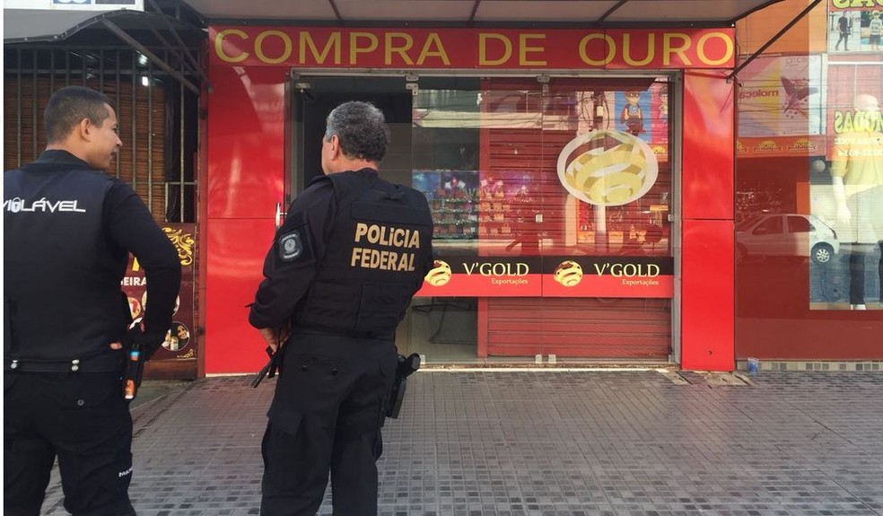 Agentes cumprem mandados no Amapá (Foto: Adevaldo Cunha/Rede Amazônica)
