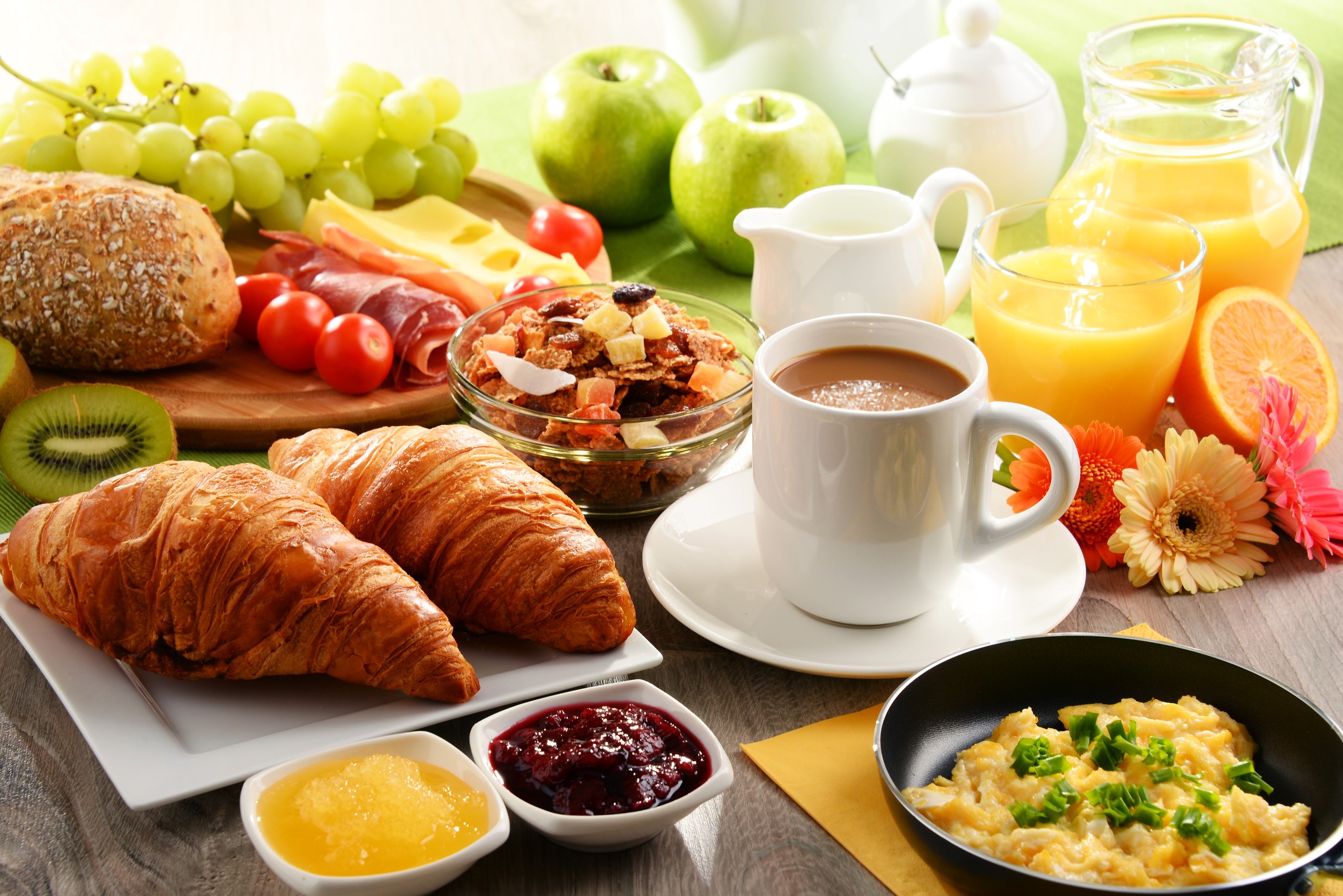 Featured image of post Fotos De Uma Mesa De Café Da Manhã - Se alimentar faz parte da natureza humana, mas que tomar um bom café da manhã é fundamental todo mundo já sabe.