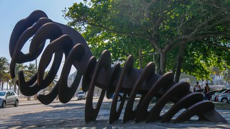 ‘A baleia’, de Angelo Venosa, no Leme, próximo à Praça Almirante Júlio de Noronha.  — Foto: Marcelo Regua 