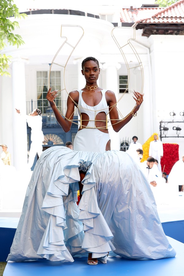 IRVINGTON, NEW YORK - JULY 10: A model walks the runway during the Pyer Moss Couture Haute Couture Fall/Winter 2021/2022 show as part of Paris Fashion Week on July 10, 2021 in Irvington, New York. (Photo by Cindy Ord/WireImage ) (Foto: WireImage)