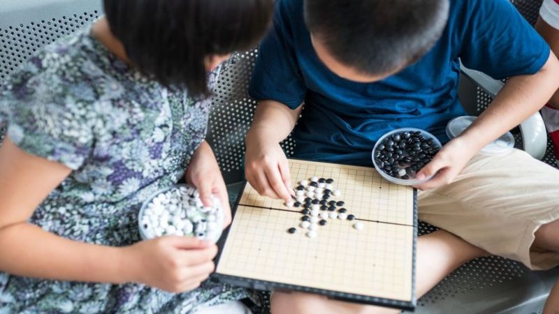 Shobu, jogo estratégico cujas ações ocorrem em tabuleiros paralelos