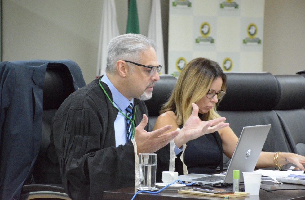 O defensor Wilson Halllack durante o julgamento que manteve condenação ao Estado, mas reduziu indenização de Eugênio Fiúza. — Foto: Defensoria Pública / Divulgação