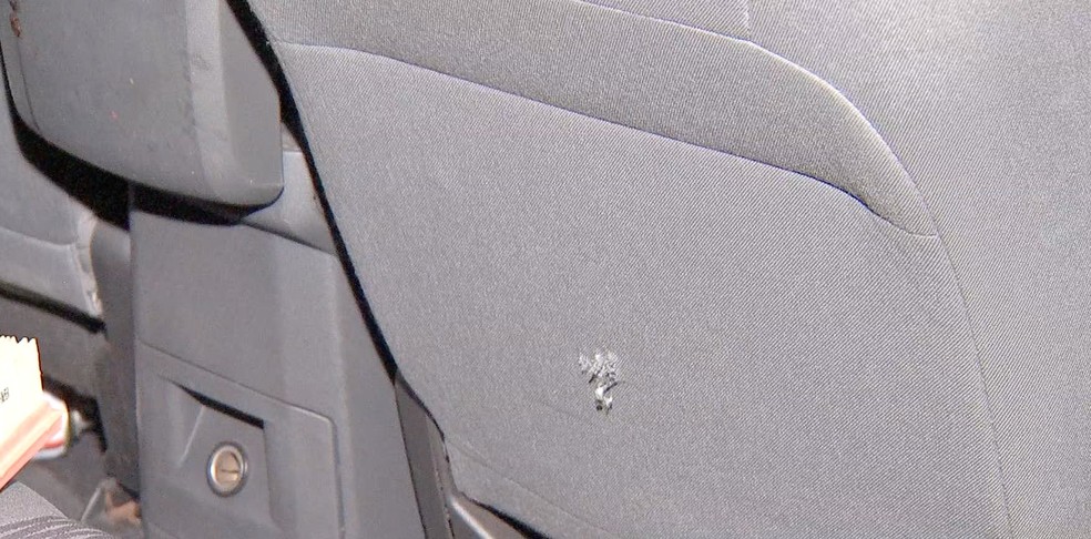Tiro também atingiu o banco do carro — Foto: TVCA/Reprodução