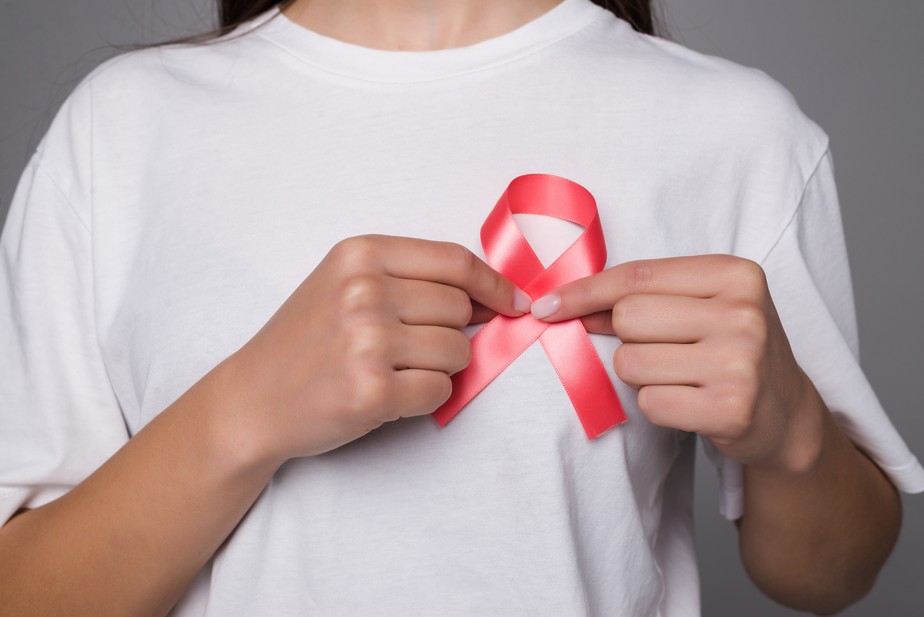 Campanhas, como o Outubro Rosa, incentivam a realização de exames para detecção precoce de câncer