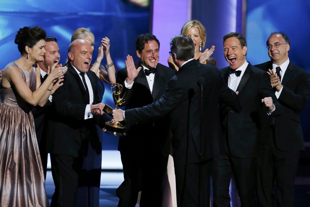 Elenco e o produtor executivo comemorem o prêmio de Melhor Série Dramática por 'Breaking bad' (Foto: Mike Blake/ Reuters)