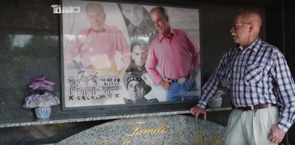 José Fonseca fez sessão de fotos especial para sepultura em cemitério de Uberlândia (Foto: Reprodução/ Tô Indo)