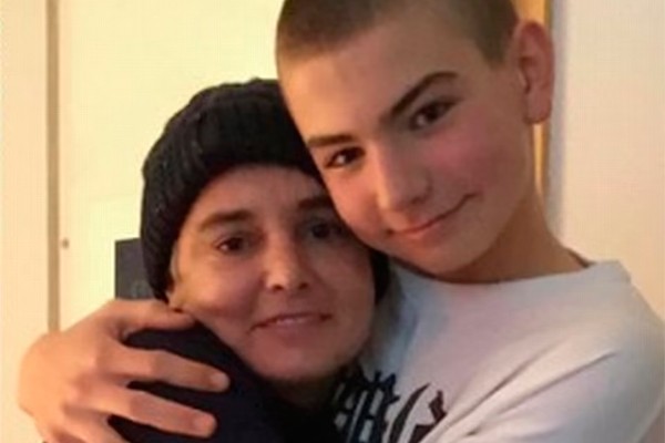 Sinead OConnor com o filho morto aos 17 anos (Foto: reprodução)