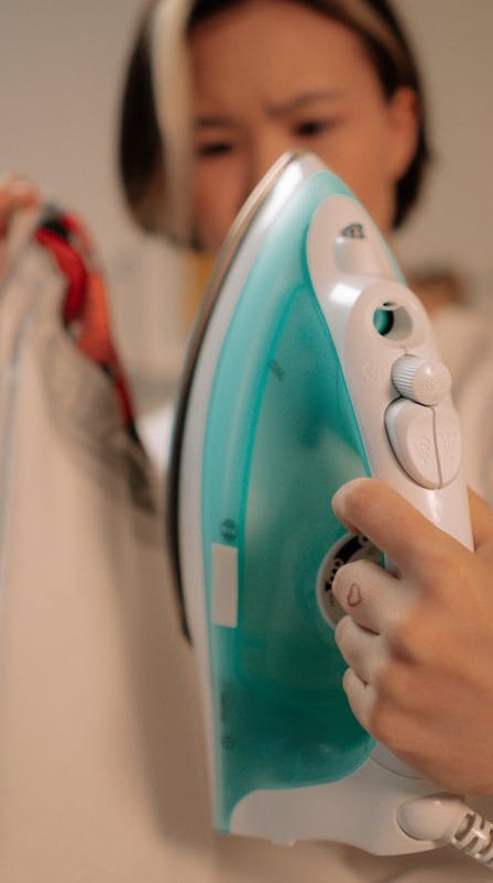 Como limpar ferro a vapor e manter o antiaderente intacto