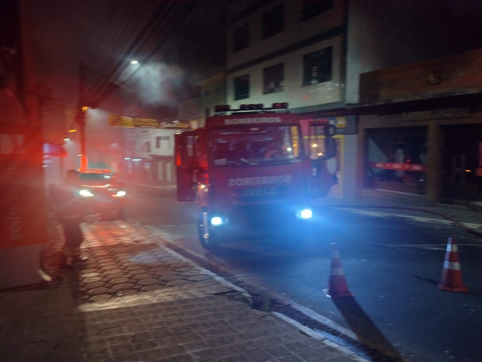 Depósito de loja em estabelecimento comercial é atingido por incêndio no sudoeste da Bahia — Foto: Corpo de Bombeiros 