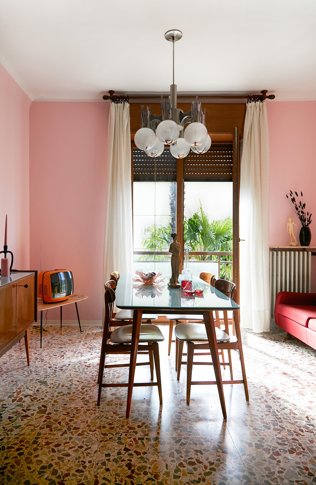 Décor do dia: living rosa com piso de granilite e decoração retrô   (Foto: Aude Lerin )