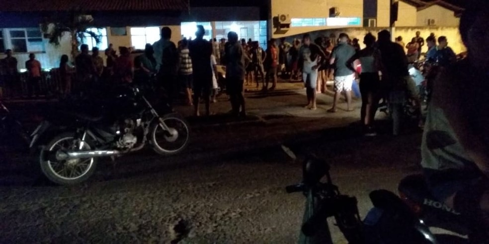O crime aconteceu em frente ao Hospital Regional Aristides Saraiva de Almeida, em Palmeirais — Foto: Divulgação/Polícia Militar
