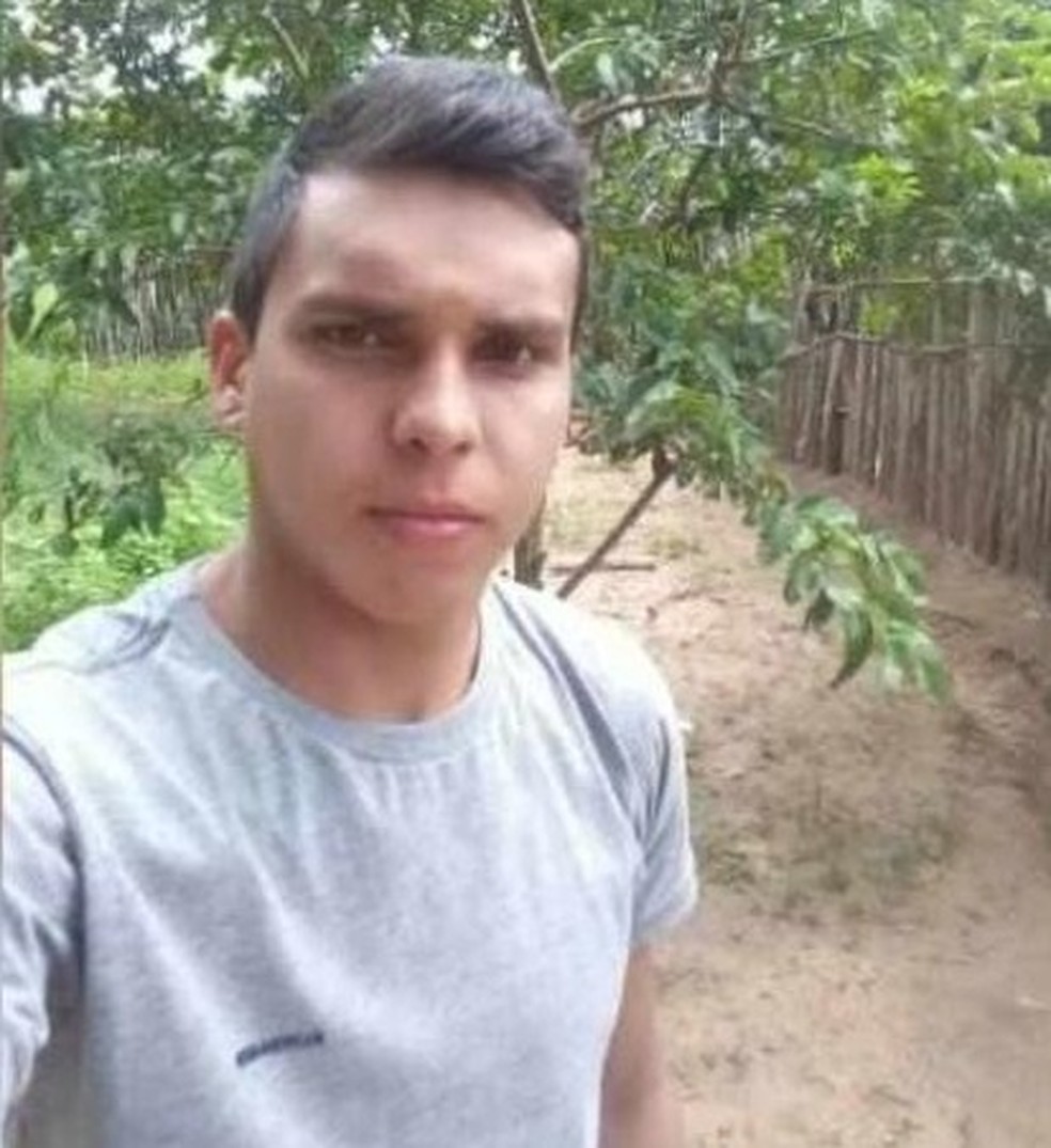 Antônio da Cruz de Oliveira Sousa, de 26 anos, morreu após ser baleado no rosto em assalto a lanchonete na Estaca Zero. — Foto: Reprodução