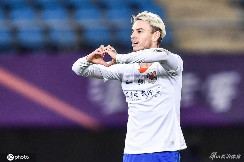Roger Guedes pelo Shandong Luneng na Copa da China — Foto: Sina Photos