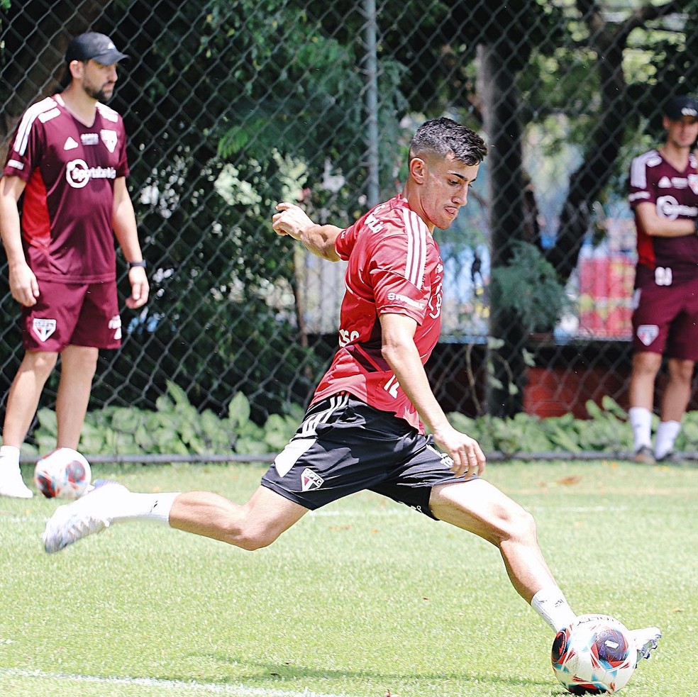 Pedrinho, do São Paulo, durante treino no CT da Barra Funda — Foto: Divulgação