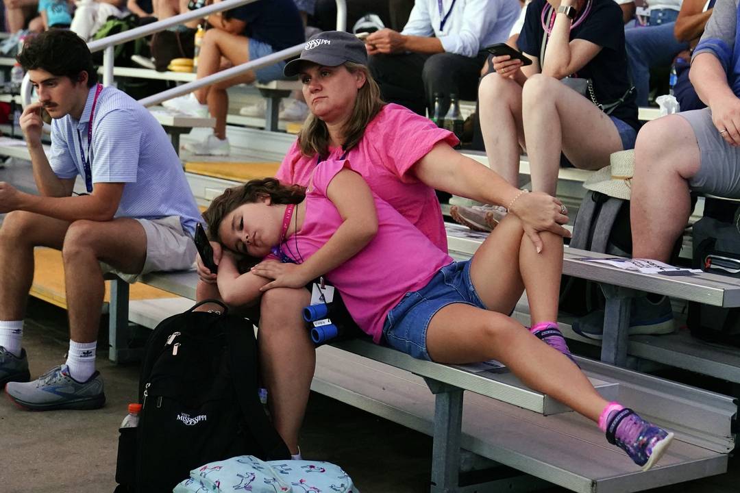 Diversas pessoas estão reunidas nas arquibancadas de uma área de visitantes do Centro Espacial Kennedy, em Cabo Canaveral, na Flórida. 