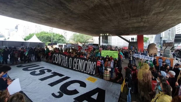 Dezenas de manifestantes, entre eles indígenas da etnia guarani, se reúnem em 18/06 no vão livre do Masp para pedir justiça (Foto: THAIS CARRANÇA/BBC NEWS BRASIL)