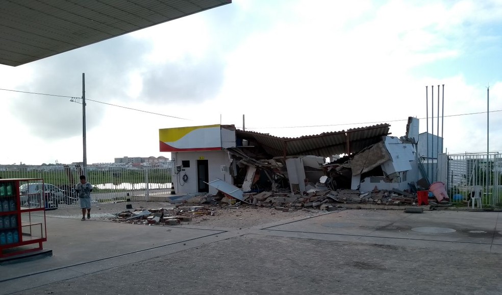 Escritório onde fica cofre de posto de combustível ficou destruído com a explosão, em Campina Grande. (Foto: Marcos Vasconcelos/TV Paraíba)