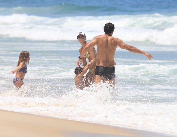 Fred curte praia com família (Foto: JC PEREIRA/AGNEWS)