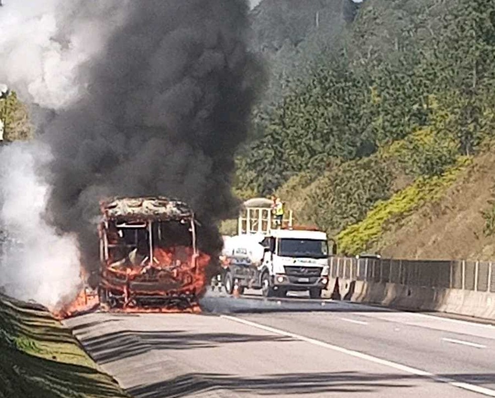 Ônibus fica destruído após pegar fogo na Rodovia dos Tamoios — Foto: Itamara Cirino/Vanguarda Repórter