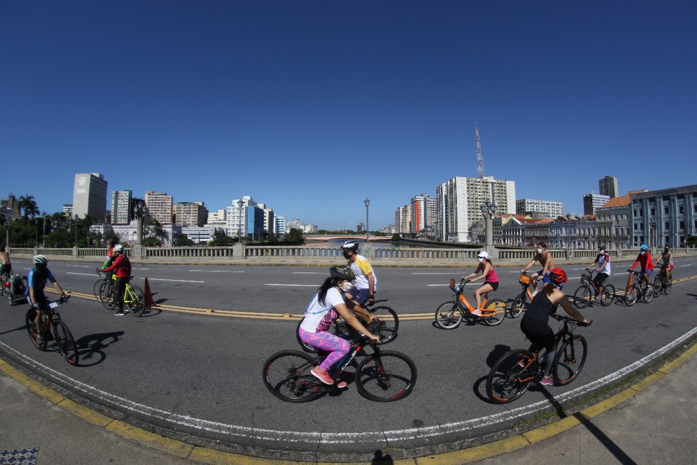 Ciclistas pedalam em Ciclofaixa de Turismo e Lazer, no Recife — Foto: Marlon Costa/Pernambuco Press