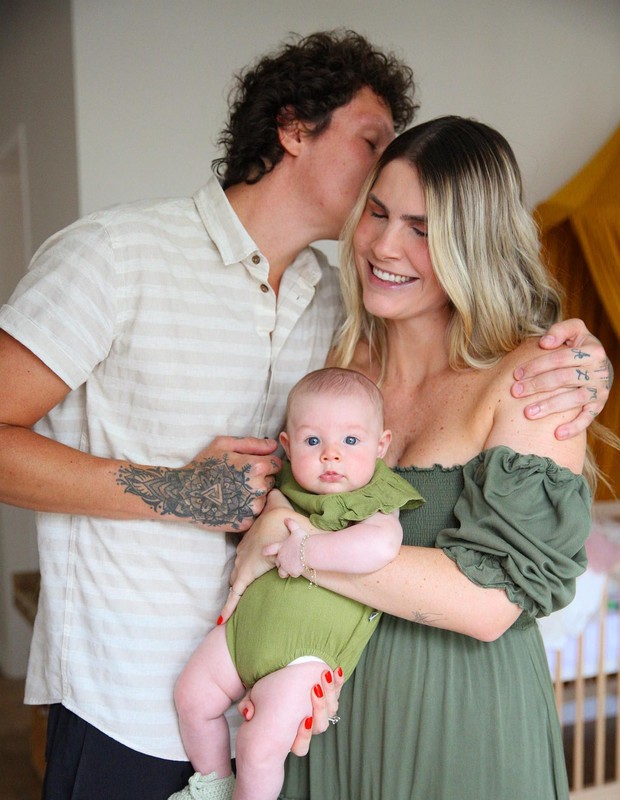 Julia Faria e Guto Cavanha com a filha, Cora (Foto: Reprodução/Instagram)