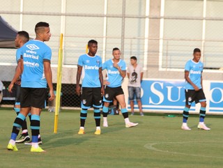 Roger faz trabalho tático com ataque reserva e Bolaños para semifinal