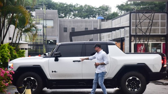 Felipe Titto passeia por São Paulo com carrão que pode chegar a R$ 2,3 milhões