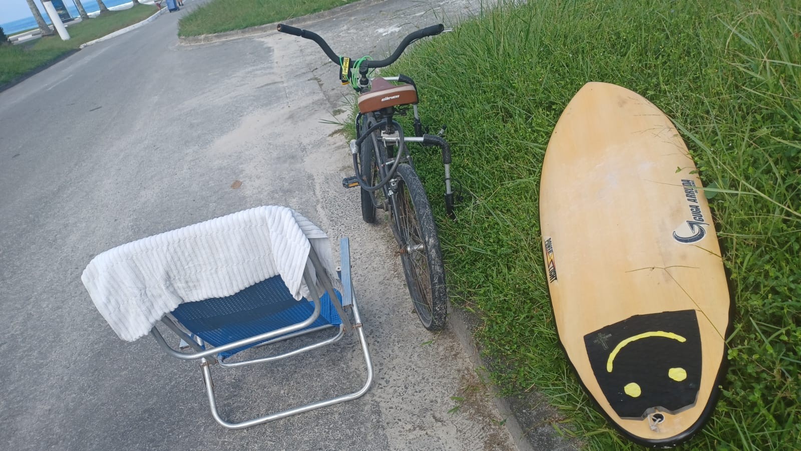 Surfista no mar vê bandido furtar bicicleta, sai da água gritando 'pega ladrão' e guarda prende criminoso