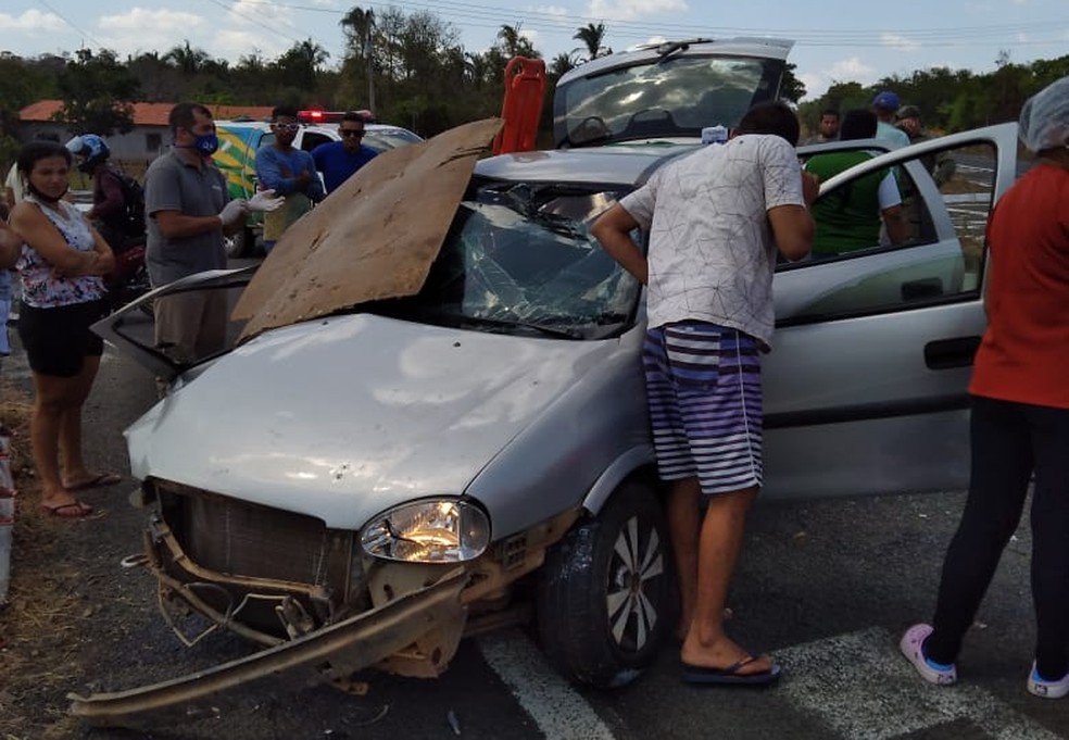 Colisão entre carros deixa dois feridos na BR-316 — Foto: Divulgação /PM-PI