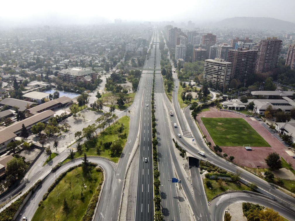 SANTIAGO - Vista aérea da avenida Kennedy vazia em Santiago, no Chile, nesta sexta-feira (27)  — Foto: Martin Bernetti/AFP