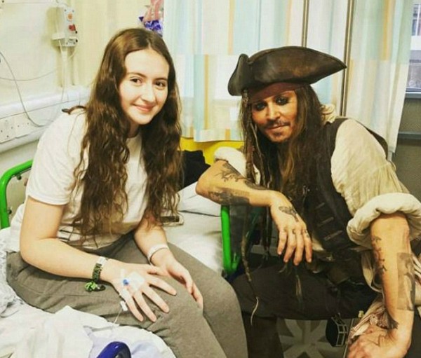 O ator Johnny Depp com uma garota internada em um hospital de Londres (Foto: Twitter)