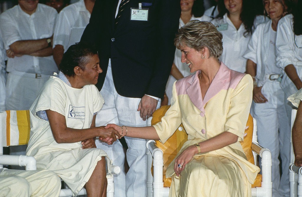 Diana em hospital de pacientes com AIDS no Rio de Janeiro, em 1991 (Foto: Getty)