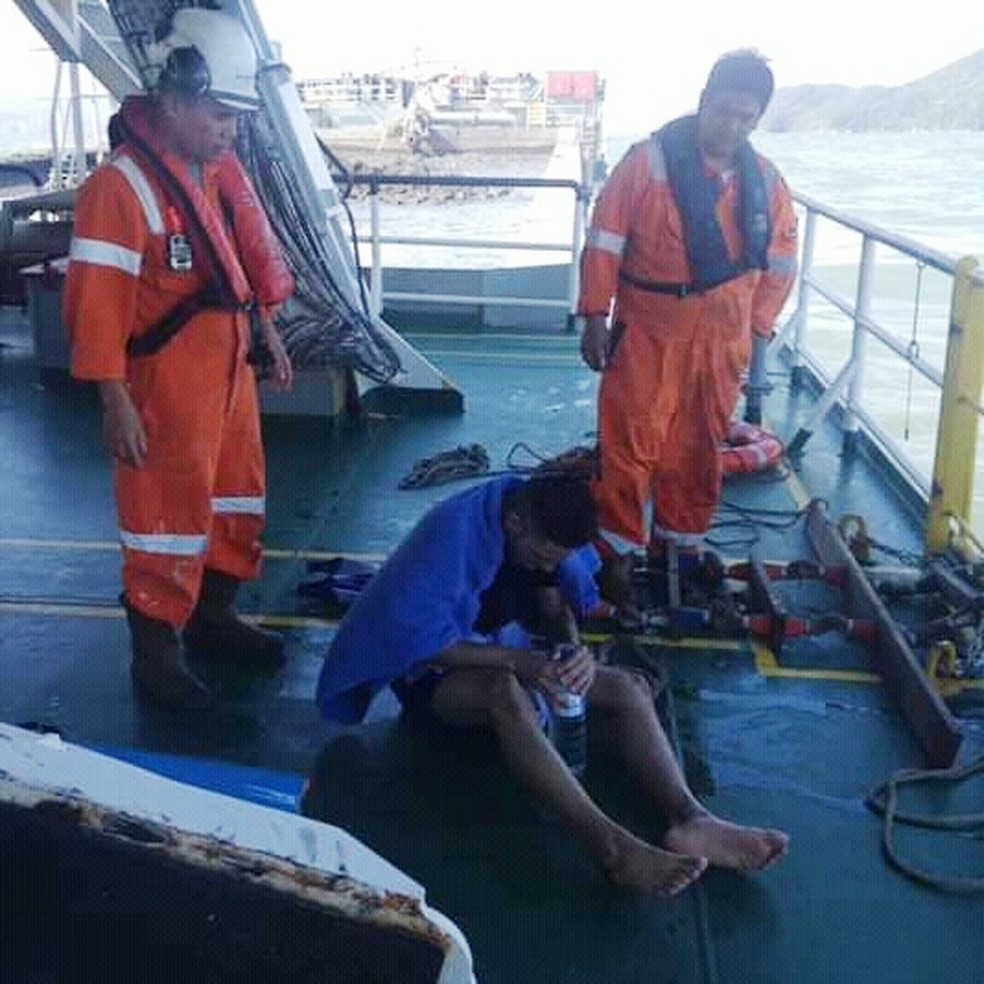 Rapaz recebeu água após ser socorrido por tripulantes no mar — Foto: Divulgação/Corpo de Bombeiros