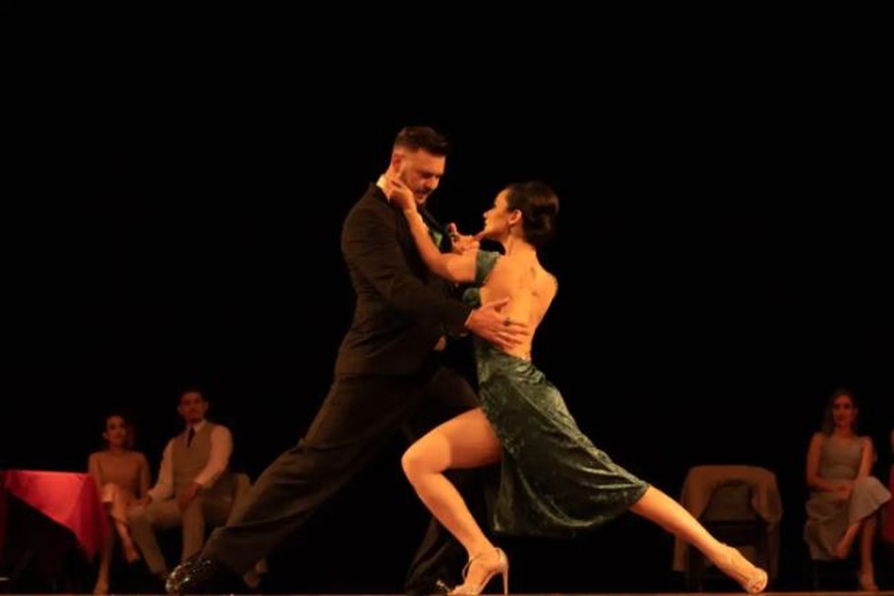 Dupla de dançarinos aplicando um belo passo de tango. — Foto: Reprodução