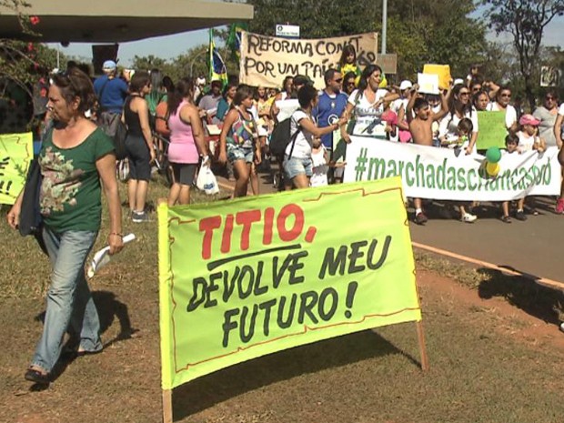 Adultos e crianças protestam ao longo da pista de caminhada do Parque da Cidade (Foto: TV Globo/ Reprodução)