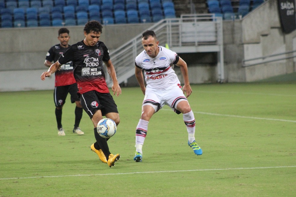 À esquerda: Paulinho em ação pelo Santa Cruz-RN — Foto: Diego Simonetti/Santa Cruz