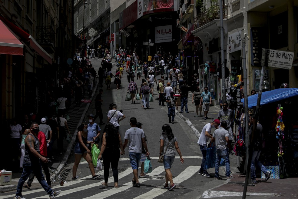 Movimentação na região da Rua 25 de Março centro da cidade de São Paulo na manhã desta segunda-feira 04, primeiro dia útil de 2021.    — Foto: SUAMY BEYDOUN/AGIF - AGÊNCIA DE FOTOGRAFIA/ESTADÃO CONTEÚDO