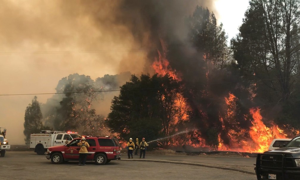Bombeiros tentam controlar incÃªndio no norte da CalifÃ³rnia (Foto: Jonathan Cox/Cal Fire Communications via AP)