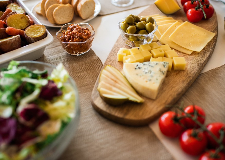 Conheça as principais famílias de queijo que existem e como é a feita a produção de casa um