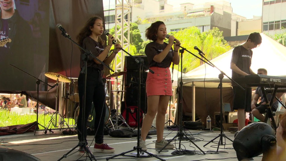 Jovens e crianças se apresentaram no palco do Fest Rio Judaico, que aconteceu no último domingo (27) — Foto: Reprodução/ TV Globo