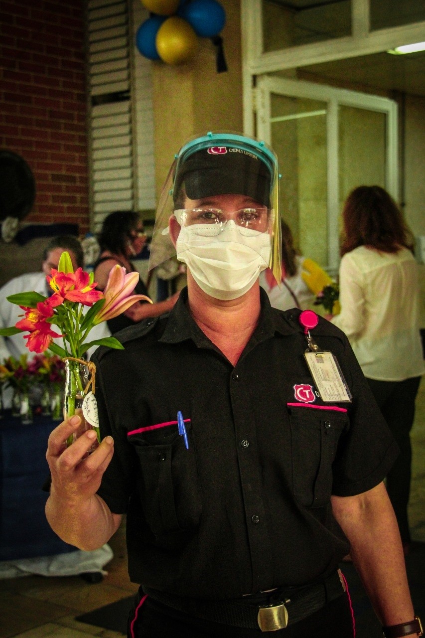 Projeto Flores para Heróis distribui buquês para trabalhadores de hospitais em São Paulo (Foto: Manu Godoy)