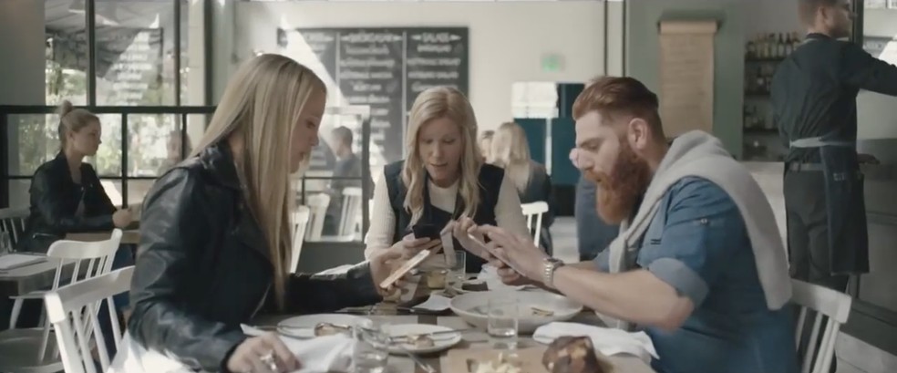 A rotina do café da manhã para muita gente: todos com a cara enfiada no celular — Foto: Reprodução/Apple