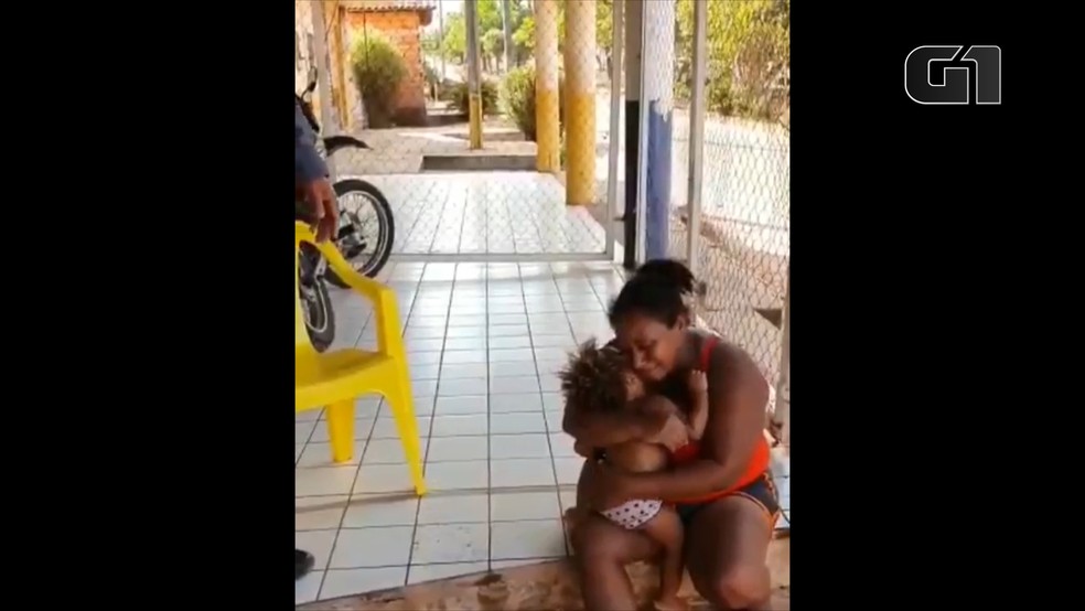 Menina de 1 ano e 8 meses é salva por PM após se afogar em piscina em Caxias (MA) — Foto: Divulgação/Polícia Militar